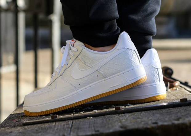 This Nike Air Force 1 Low white + gum bottom