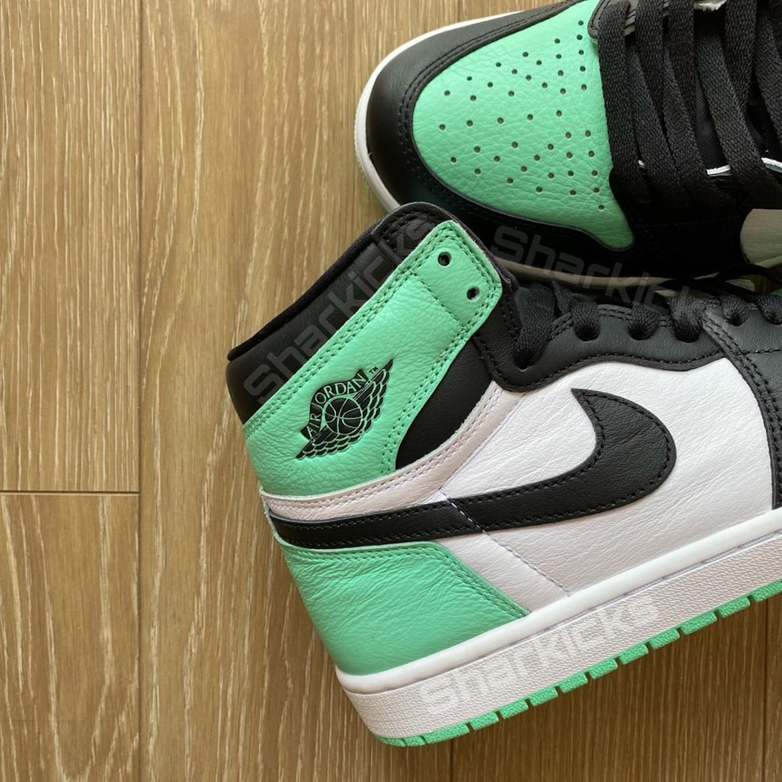 An Air Jordan 1 Green Glow Releases April 2024 | Sneaker News