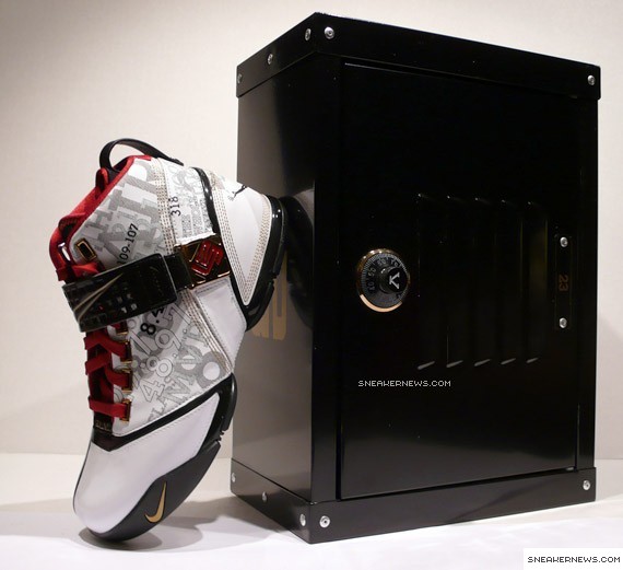 Nike Zoom LeBron V – Mr Basketball + Locker Case