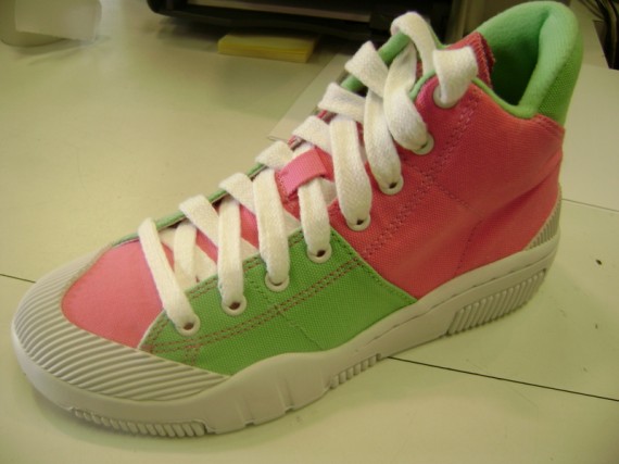 Nike Wmns Outbreak Pink Green 1