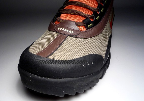 Nike Wildedge Mid LE Hiking Boot - Reed - Solar Orange - Black