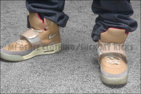 nike air yeezy tan white red up close