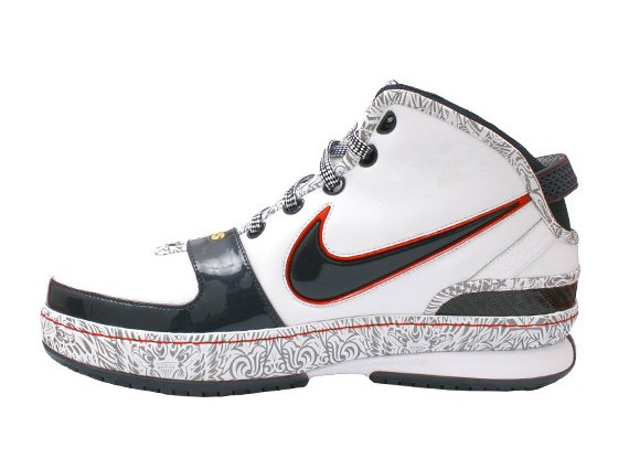 2008 LeBron James Signed Nike Zoom LeBron VI New York Yankees, Lot #80470