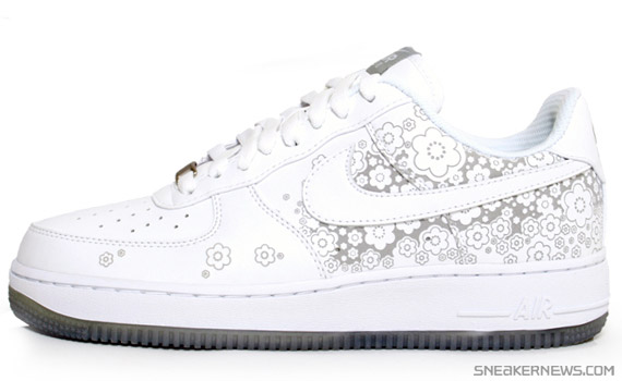 Nike Womens Air Force 1 – Sakura – White Metallic Silver