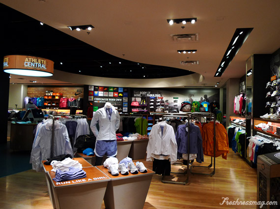 Porra rosario Favor Nike iD Studio + Concept Store - Westchester Mall NY - SneakerNews.com