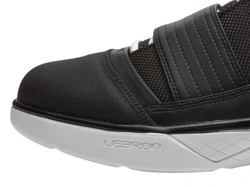 nike-zoom-soldier-3-gr-black-white-1-02