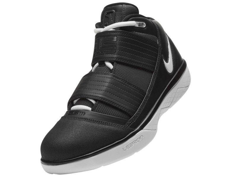 nike-zoom-soldier-3-gr-black-white-1-05