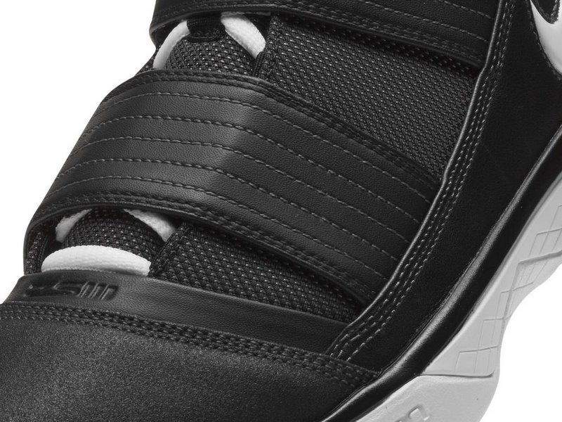 nike-zoom-soldier-3-gr-black-white-1-07