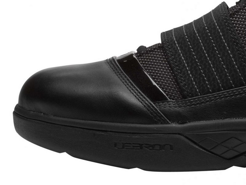 nike-zoom-soldier-3-gr-triple-black-1-02