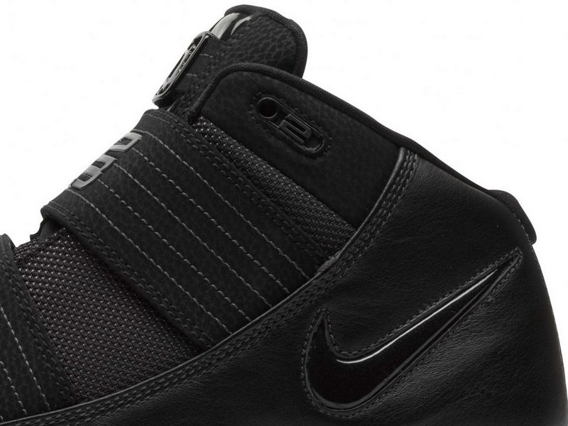 nike-zoom-soldier-3-gr-triple-black-1-03