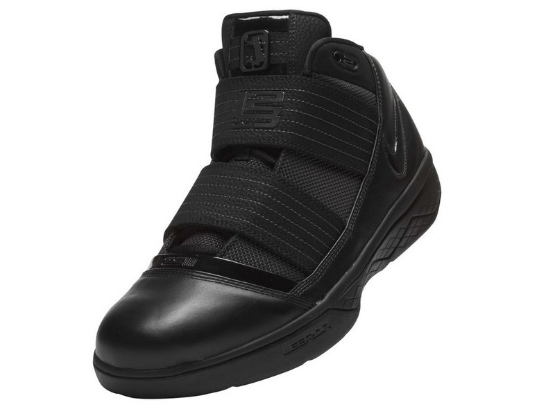 nike-zoom-soldier-3-gr-triple-black-1-05