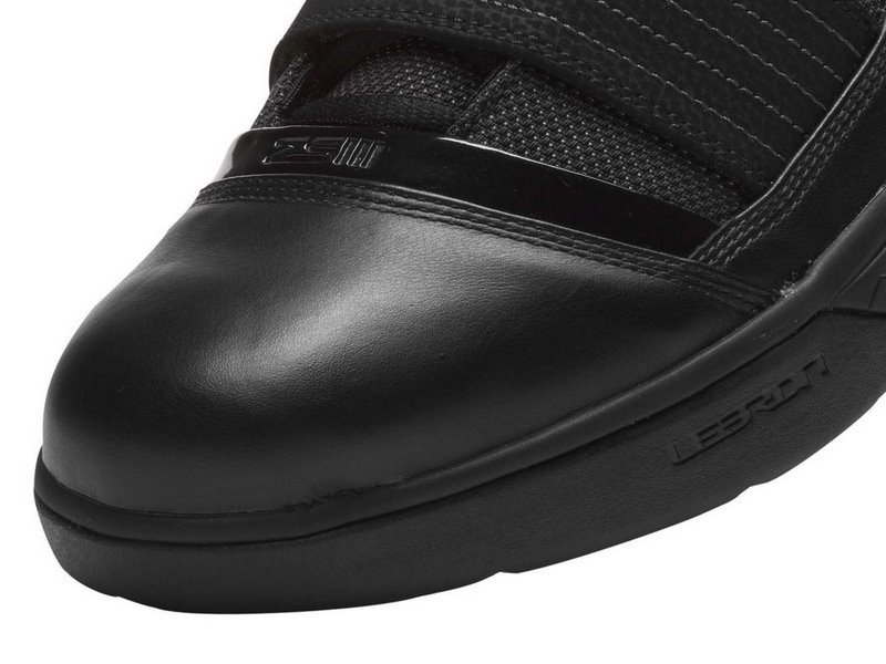 nike-zoom-soldier-3-gr-triple-black-1-06