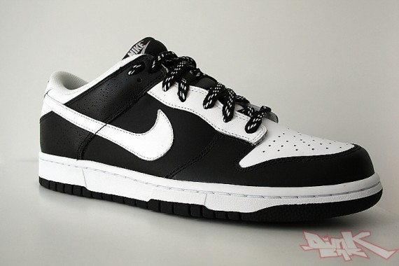 black and white nike dunk low