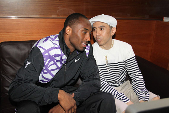 Hiroshi Fujiwara Rubs Elbows With Kobe Bryant/Shows Off His Nike All-Court Premium