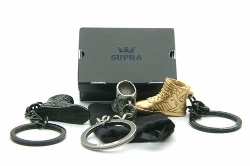 Supra Skytop Keychain – Gold + Silver + Black