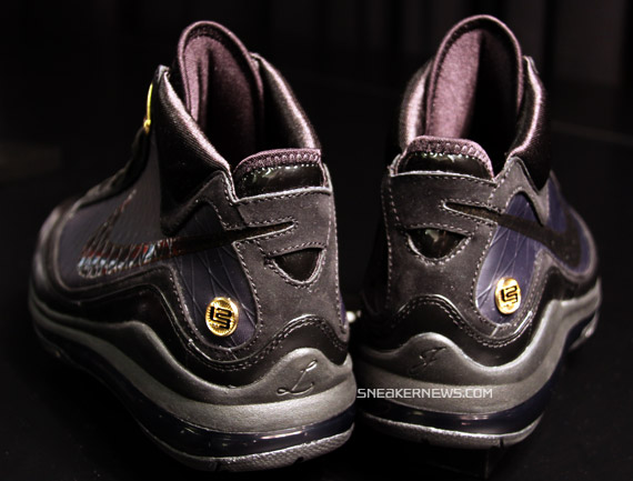 air-max-lebron-vii-black-gold-04