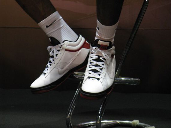 EiprShops nike jr magistax opus ii ic LeBron James Debuts Nike Zoom LBJ Ambassador II in Beijing