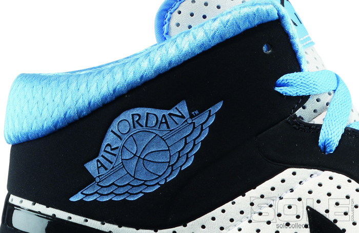 Alpha_AJ1_Wht-Blk-UnBlu-detail