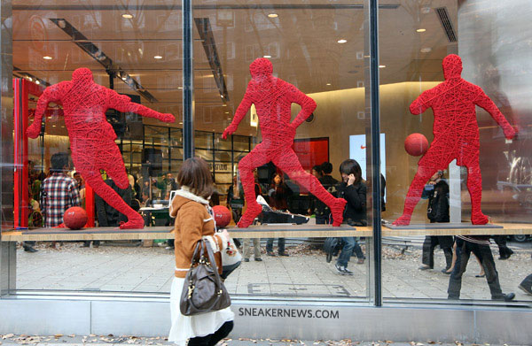 nike-red-laces-harajuku-niketown-02