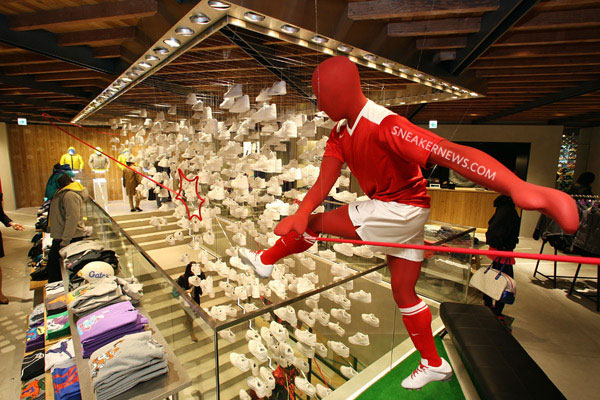 nike-red-laces-harajuku-niketown-03