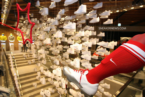 nike-red-laces-harajuku-niketown-04