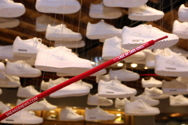 nike-red-laces-harajuku-niketown-05
