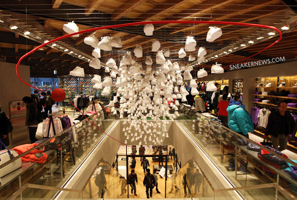 nike-red-laces-harajuku-niketown-07