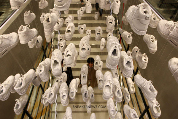 nike-red-laces-harajuku-niketown-08