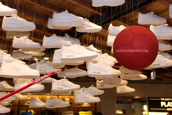 nike-red-laces-harajuku-niketown-09