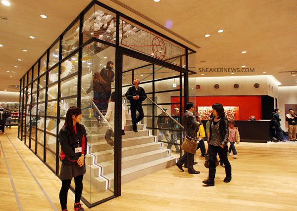 nike-red-laces-harajuku-niketown-11