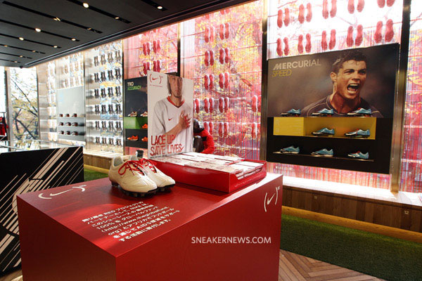 nike-red-laces-harajuku-niketown-14