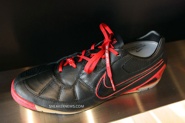 nike-red-laces-harajuku-niketown-17