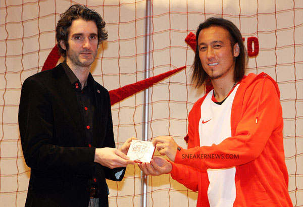 nike-red-laces-harajuku-niketown-20