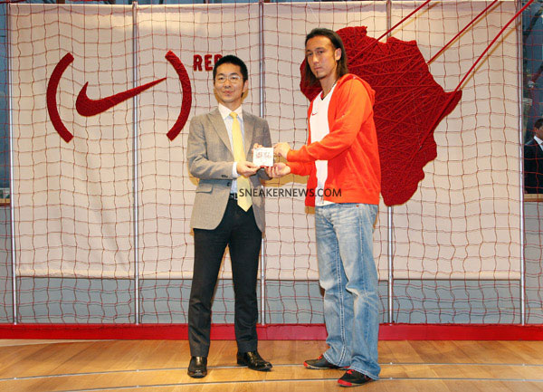 nike-red-laces-harajuku-niketown-21