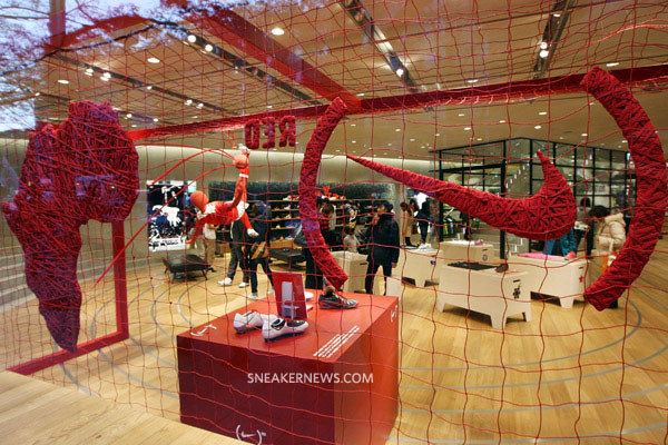 nike-red-laces-harajuku-niketown-27
