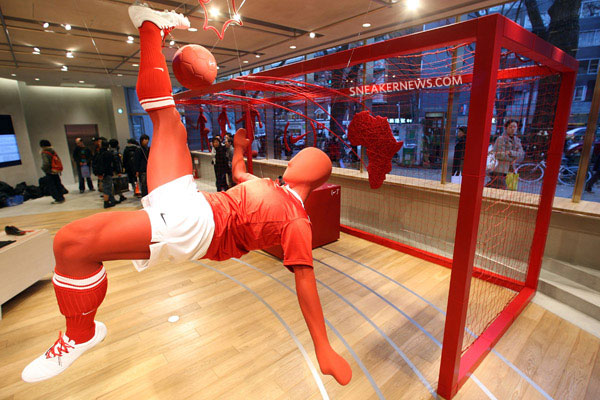 nike-red-laces-harajuku-niketown-28