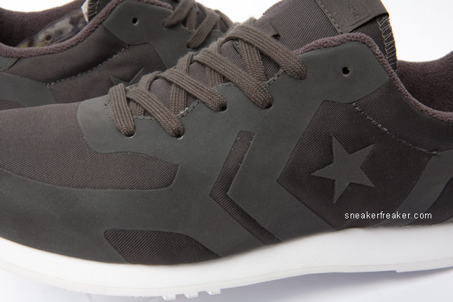 converse-auckland-racer-dark-closeup-1