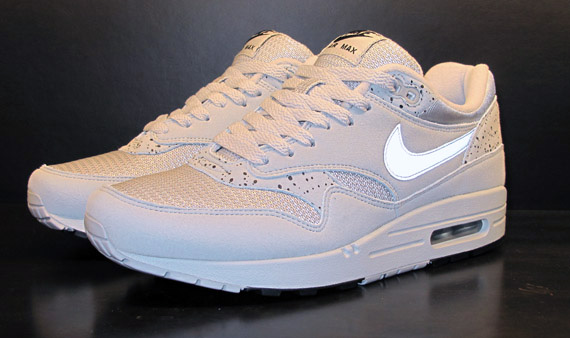 air-max-1-try-on-00