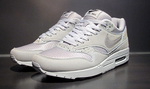 air-max-1-try-on-05