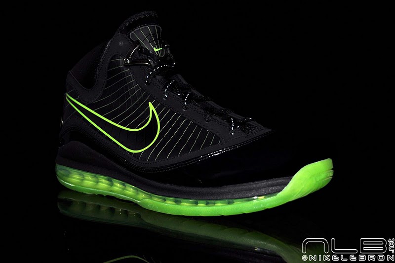 lebron7-dunkman-35-web lebron7-dunkman-35-web