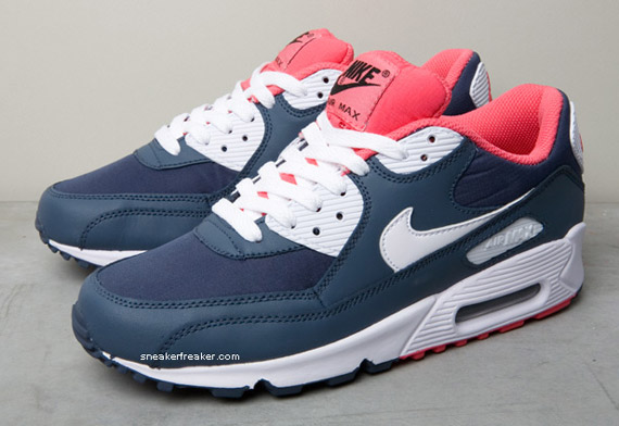 Navy blue and pink best sale nike shoes