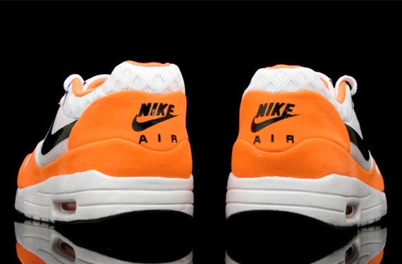 royalty reactie Beschrijvend Nike Air Maxim 1+ Torch - White - Black - Total Orange - 'Holland' -  SneakerNews.com