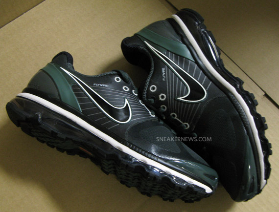 Nike Air Max 2010 Grove Green Obsidian 4