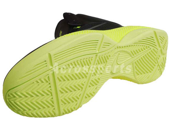 Nike Hyperfuse Blk Volt Id4 02