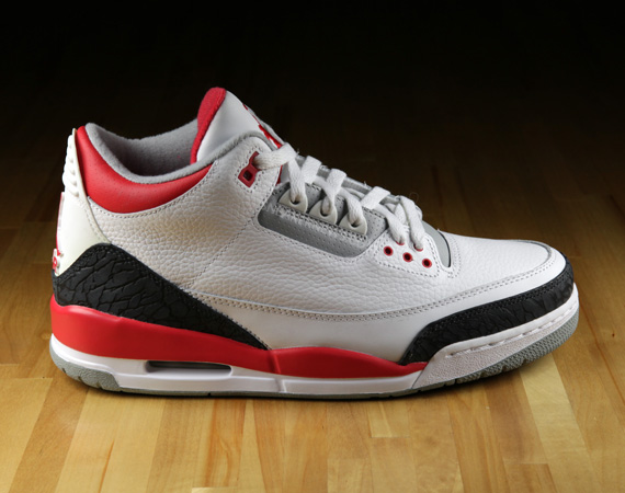 Sneaker GiveGame Air Jordan Fire Red Iii 01