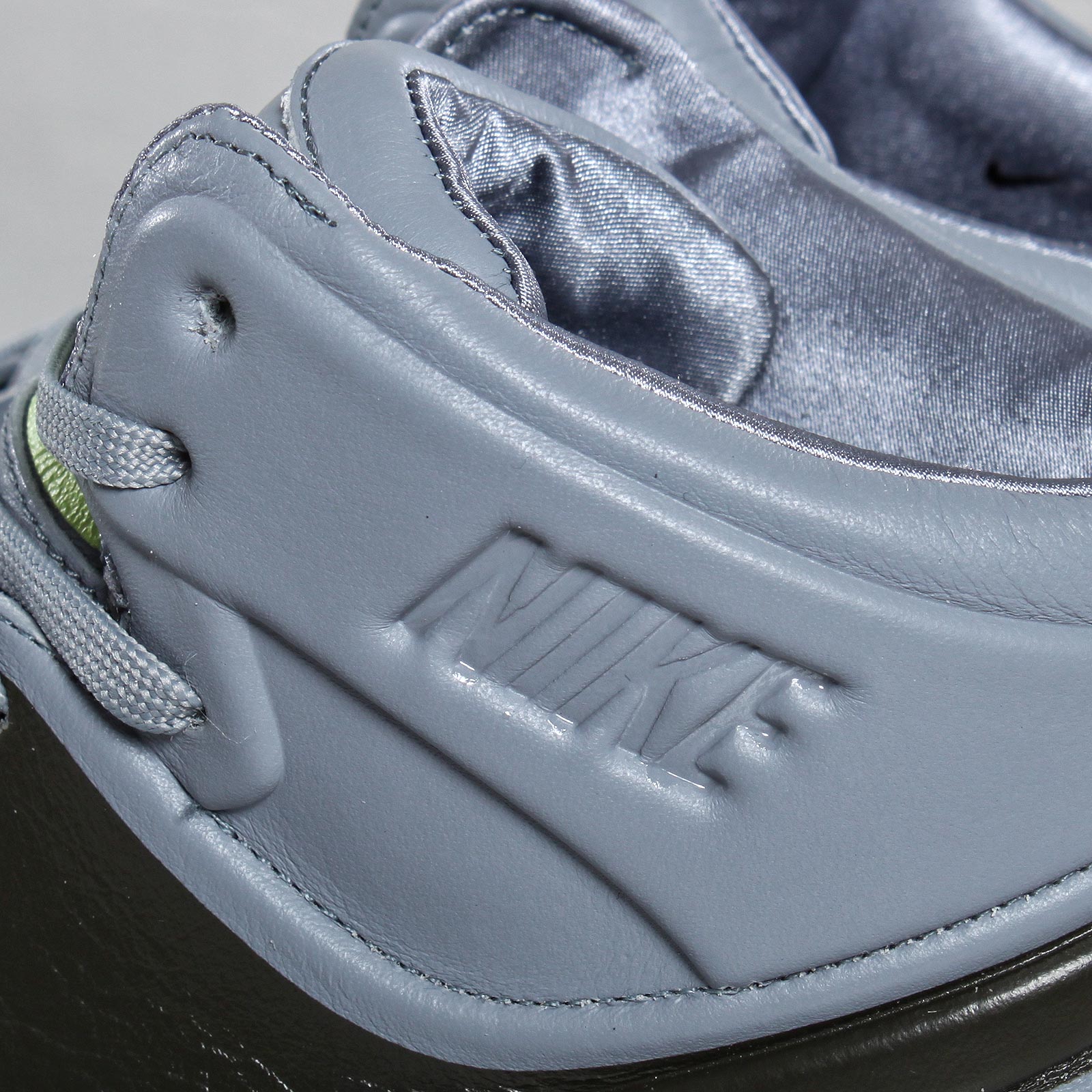 nike-wmns-air-royalty-vt-steath-dark-army-liquid-lime-395775-002-03 Nike Wmns Air Royalty Vt Steath Dark Army Liquid Lime 395775 002 03