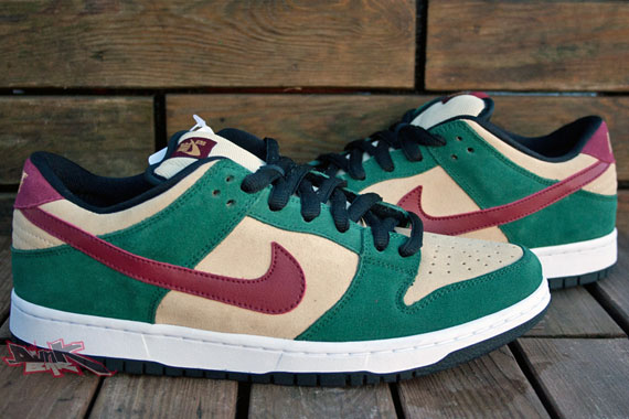 Nike Sb Dunk Low Vegas Gold Team Red Team Green March 2011 02