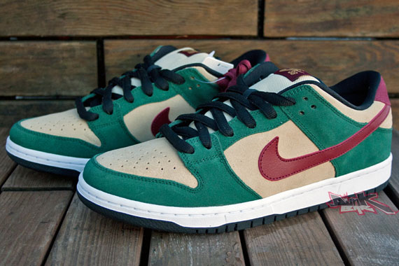 Nike Sb Dunk Low Vegas Gold Team Red Team Green March 2011 03