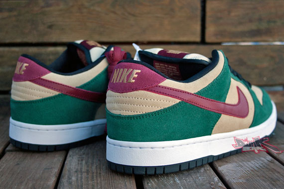 Nike Sb Dunk Low Vegas Gold Team Red Team Green March 2011 04