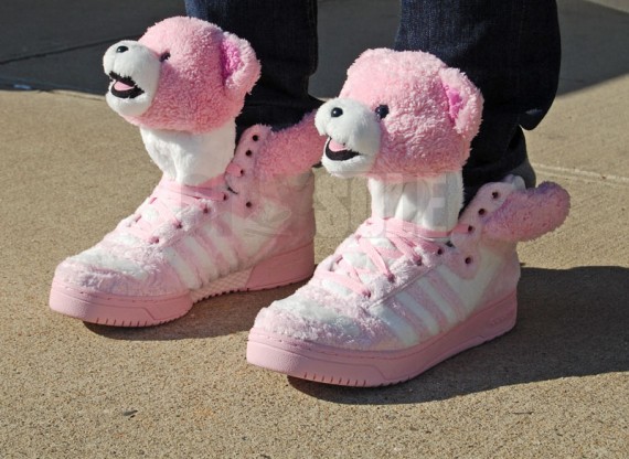 Energizar estudiante universitario Ajustarse Jeremy Scott x adidas Originals JS Teddy Bear – Pink | Available -  SneakerNews.com